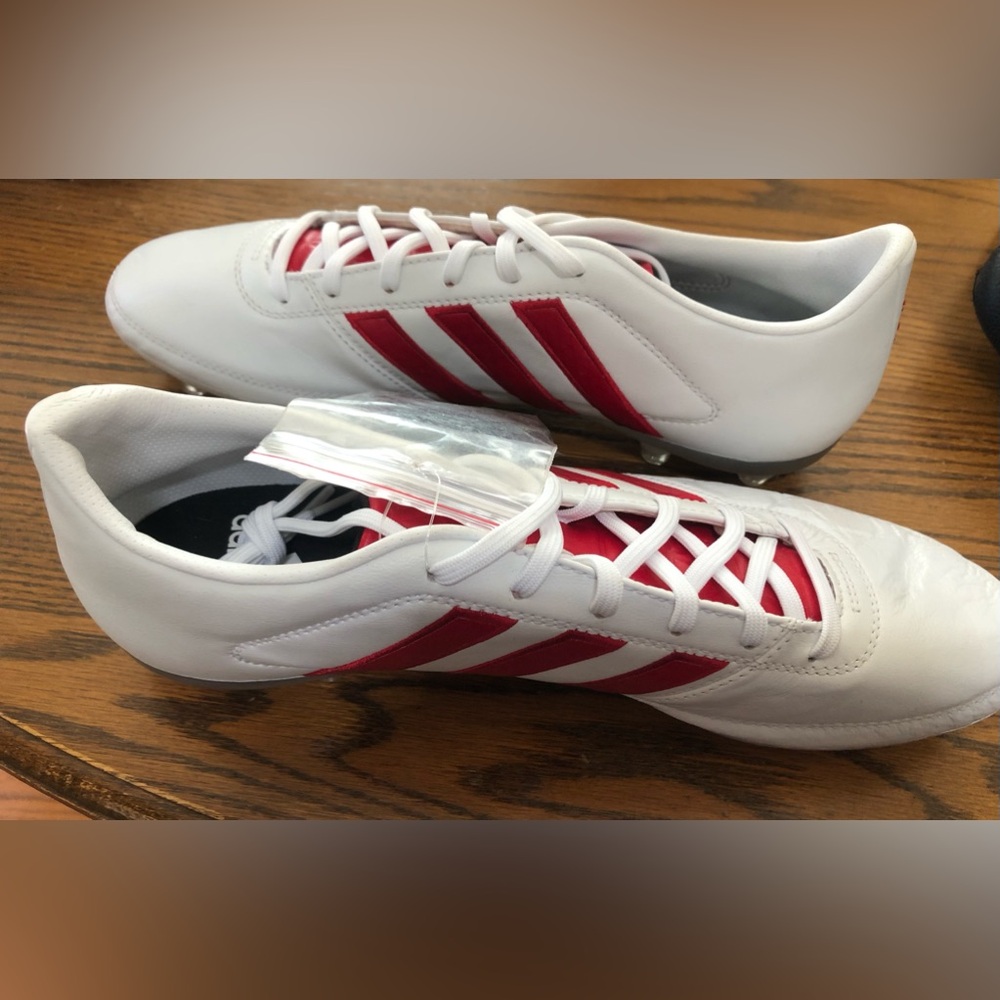 NWT  ADIDAS GLORO MEN  Red & White SOCCER Cleats  Size 10 1/2
